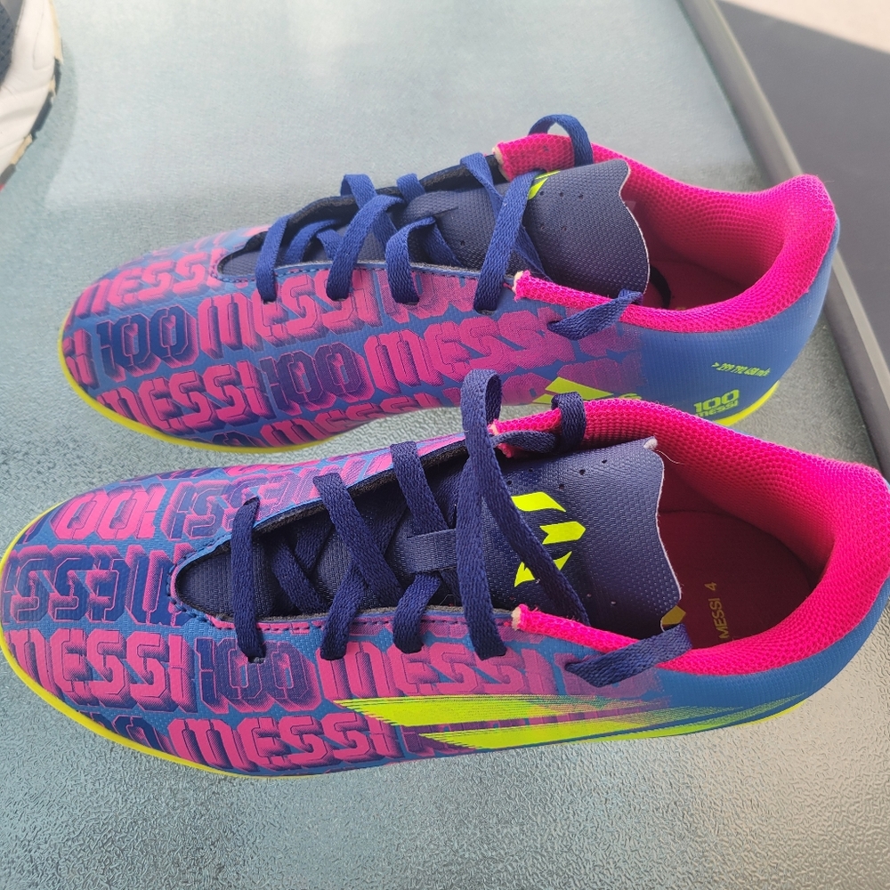 Addidas youth messi indoor soccer shoes EUC size youth 4 1/2